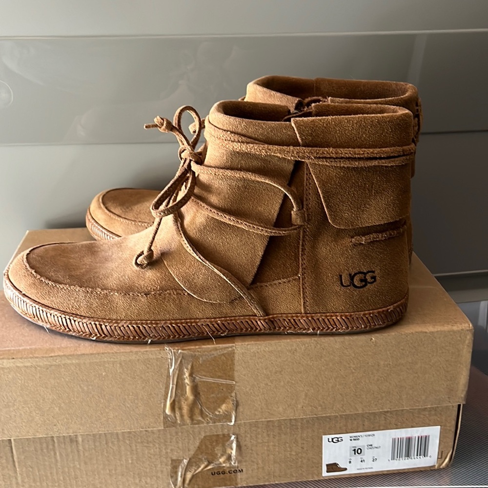 Brand new never worn Reid Ugg boot chestnut color